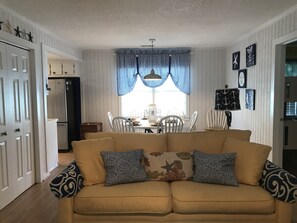 Een smart-tv en boeken