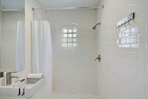 Douche, serviettes fournies, savon, shampoing