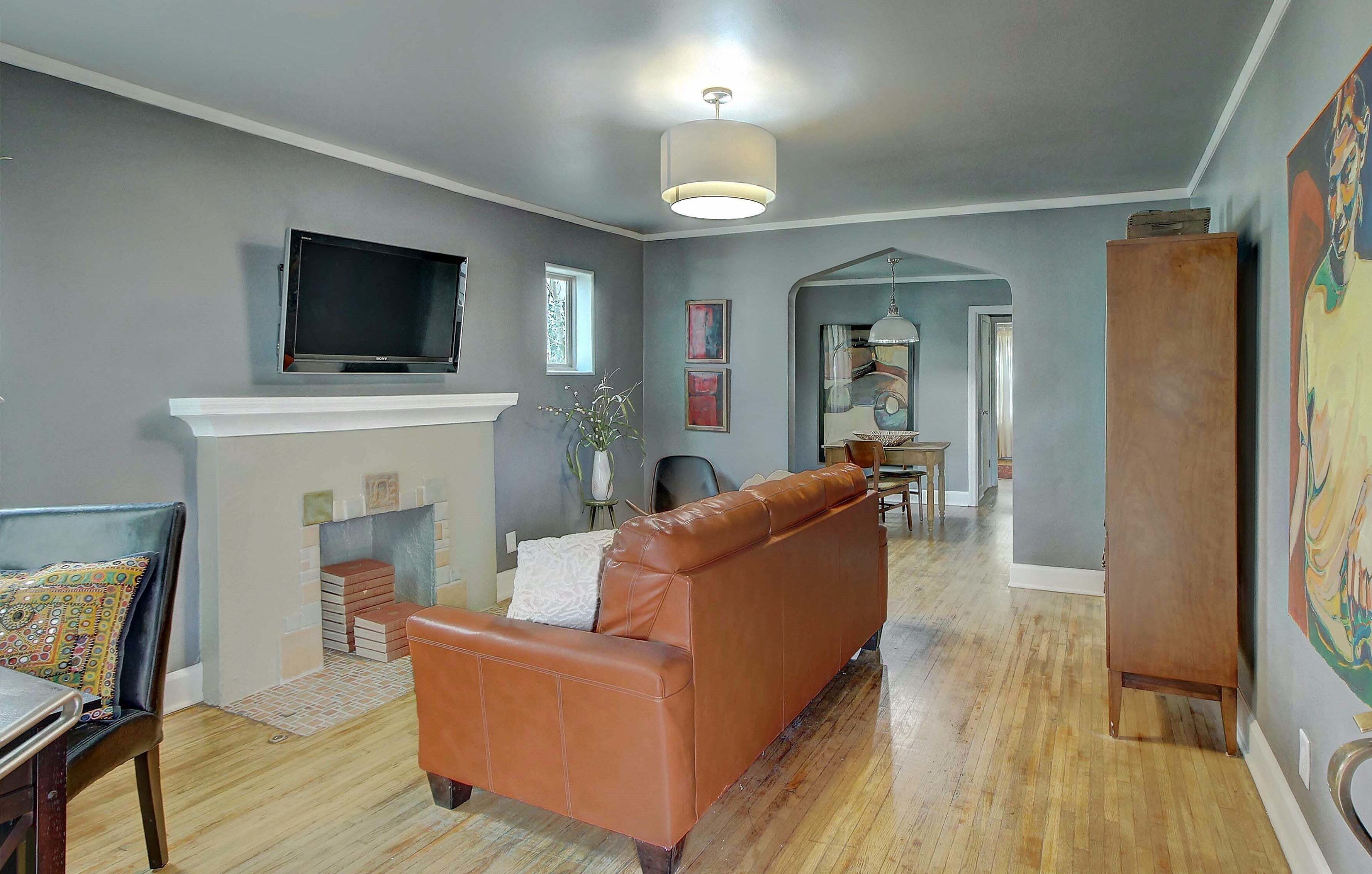 Televisie, een dvd-speler en boeken