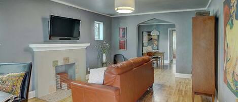 Televisie, een dvd-speler en boeken