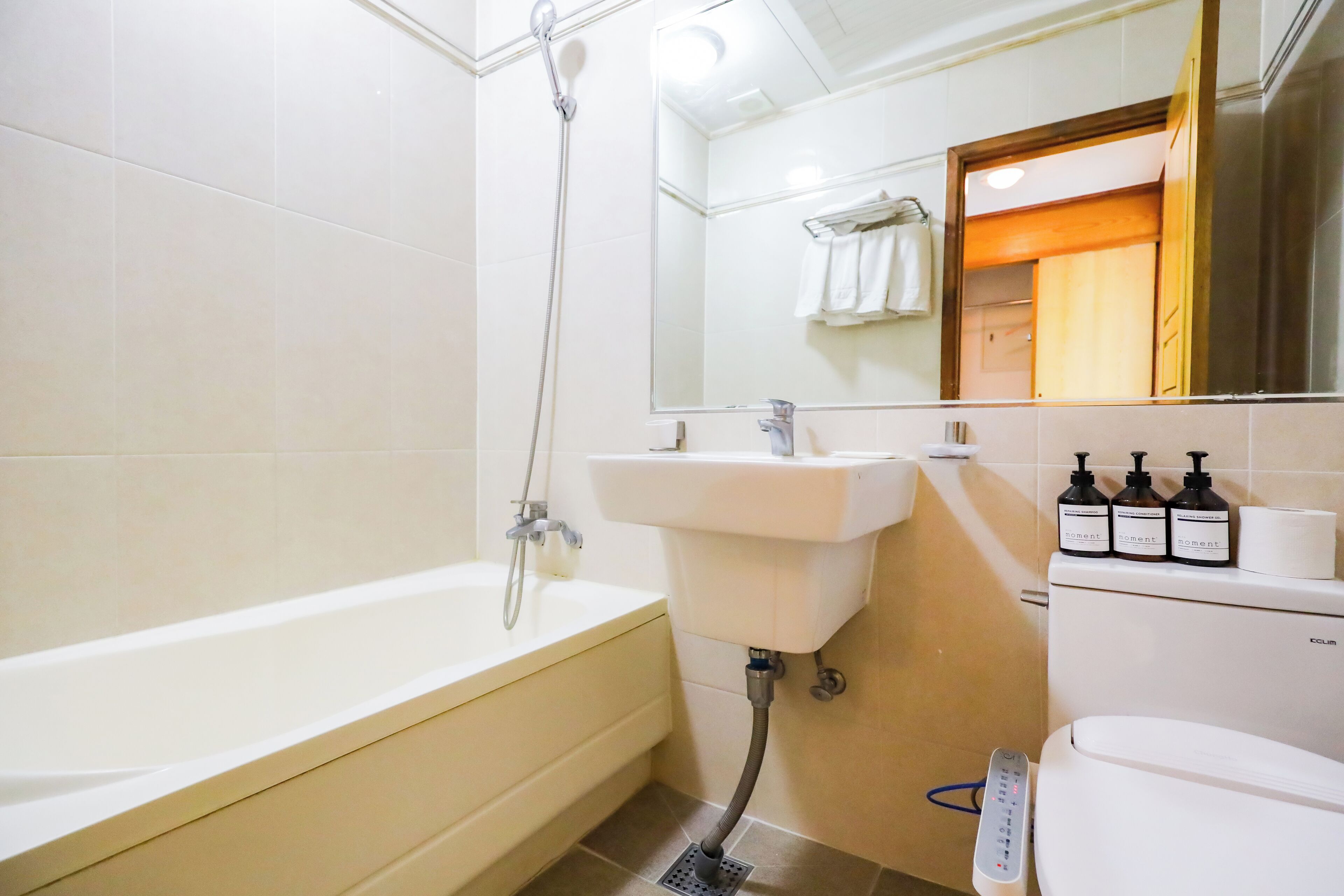 standard twin room | bathroom | bathtub, deep-soaking bathtub, free toiletries, hair dryer