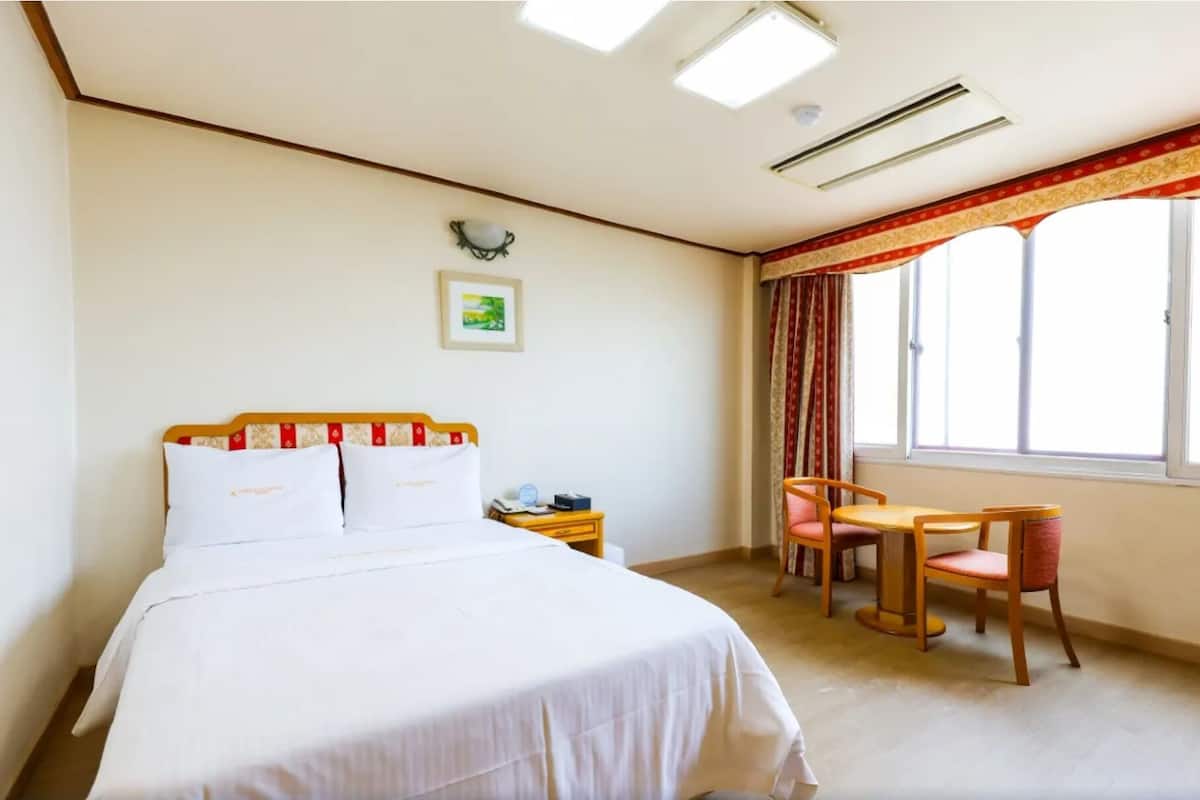 Deluxe Double Room | 1 bedroom, desk, laptop workspace, blackout curtains