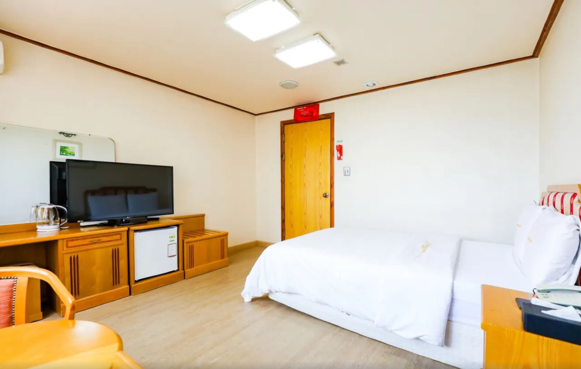 deluxe double room | 1 bedroom, desk, laptop workspace, blackout curtains