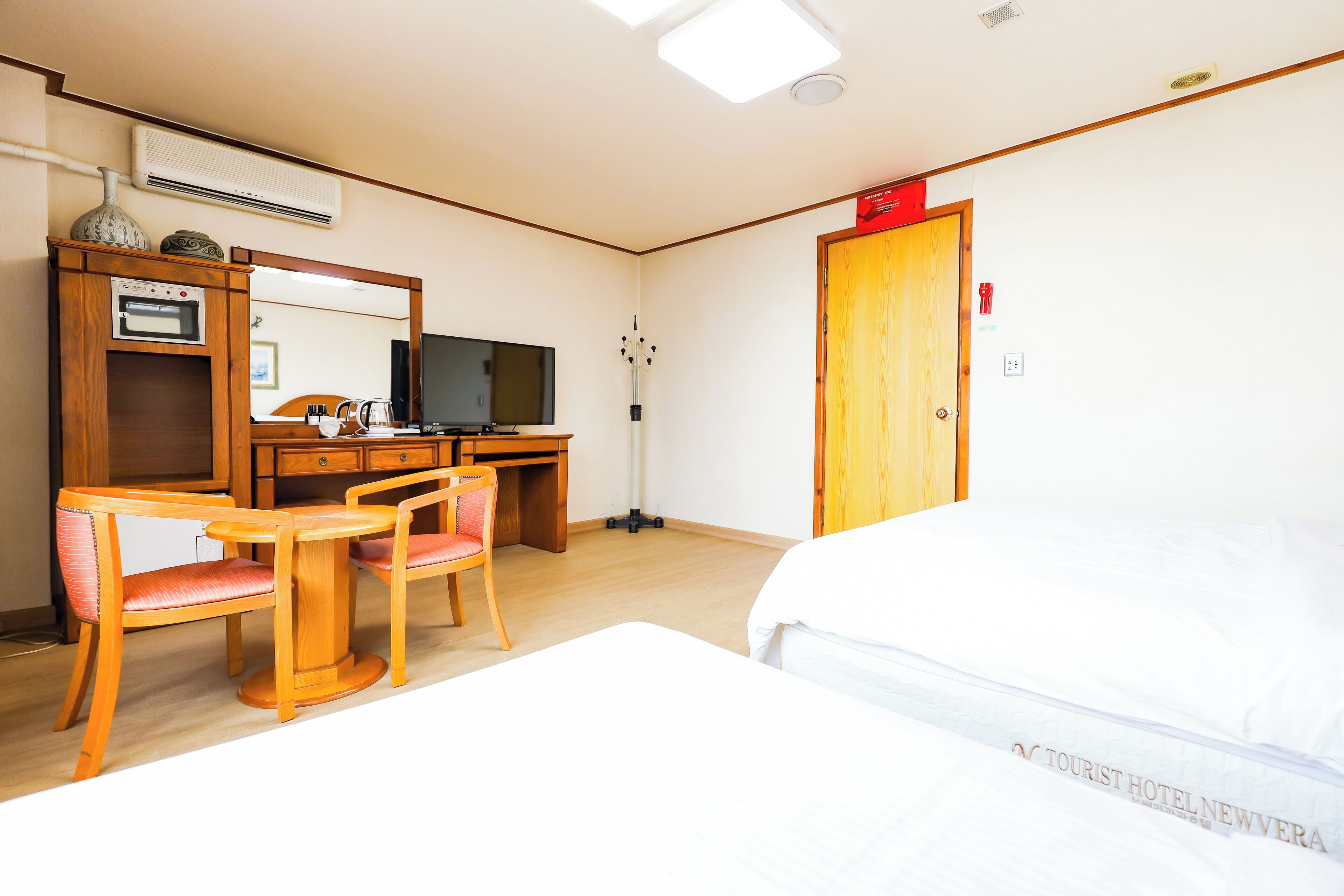 standard twin room | 1 bedroom, desk, laptop workspace, blackout curtains