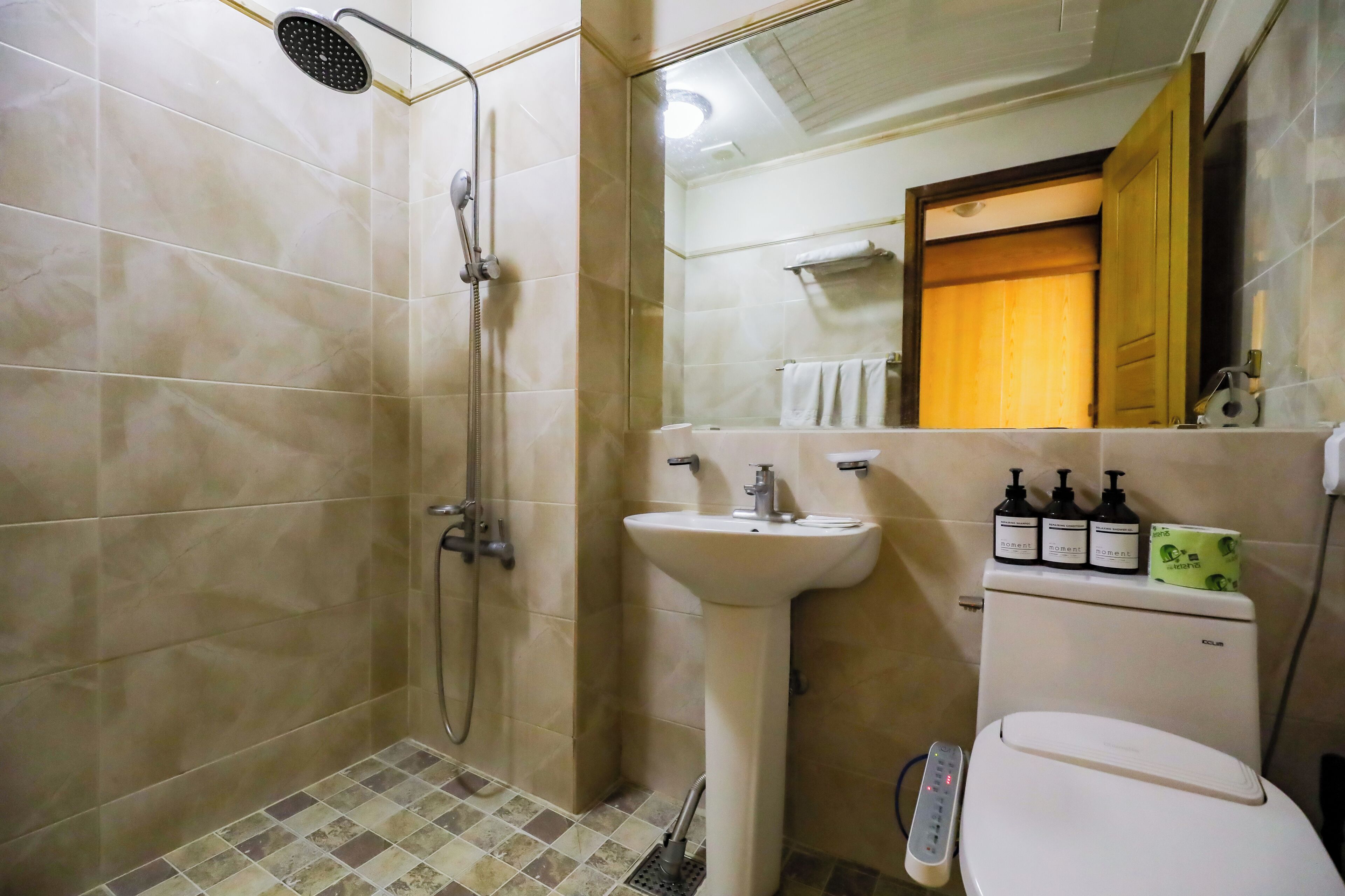 standard double room | bathroom | bathtub, deep-soaking bathtub, free toiletries, hair dryer