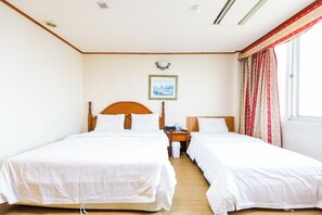 Camera Standard con 2 letti singoli | Una scrivania, postazione laptop, tende oscuranti, ferro/asse da stiro