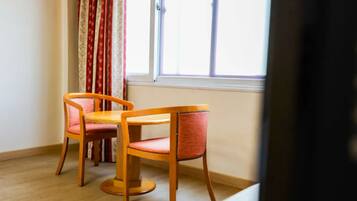 ๋๋ญ์ค ๋๋ธ๋ฃธ | ์ฑ
์, ๋
ธํธ๋ถ ์์
๊ณต๊ฐ, ์๋ง ์ปคํผ, ๋ค๋ฆฌ๋ฏธ/๋ค๋ฆฌ๋ฏธํ