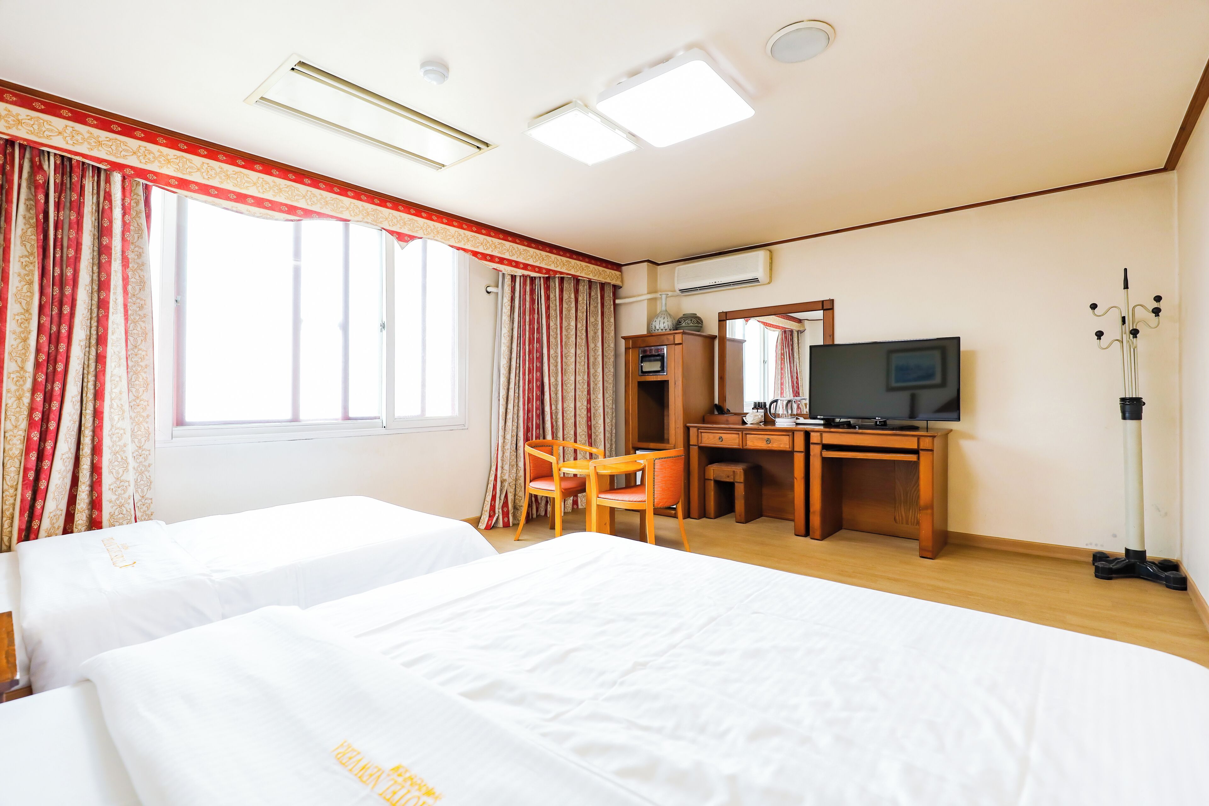 standard twin room | 1 bedroom, desk, laptop workspace, blackout curtains