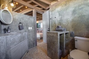 Een haardroger, handdoeken