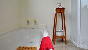 ヘアドライヤー、タオル、石鹸、トイレットペーパー