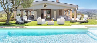 Charming Luxury Villa: Exclusive use and independent swimming