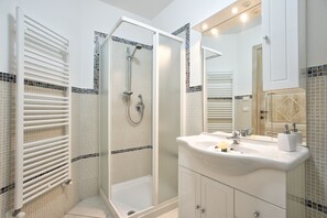 Regadera, secadora de cabello, bidet, toallas
