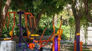 Fitnessgeräte im Freien in einer Parkanlage.