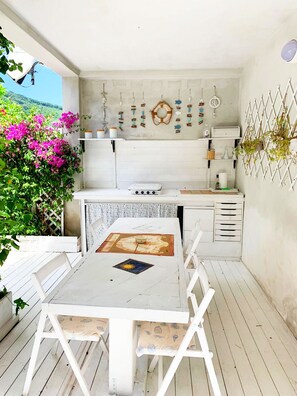 Outdoor dining - Circeii, apartment with bedroom, living room and exterior with bathtub (San Felice Circeo)