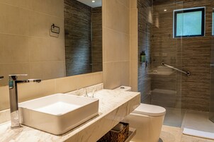 Habitación doble superior, 1 cama de matrimonio grande | Baño | Ducha, artículos de higiene personal de diseño y secador de pelo