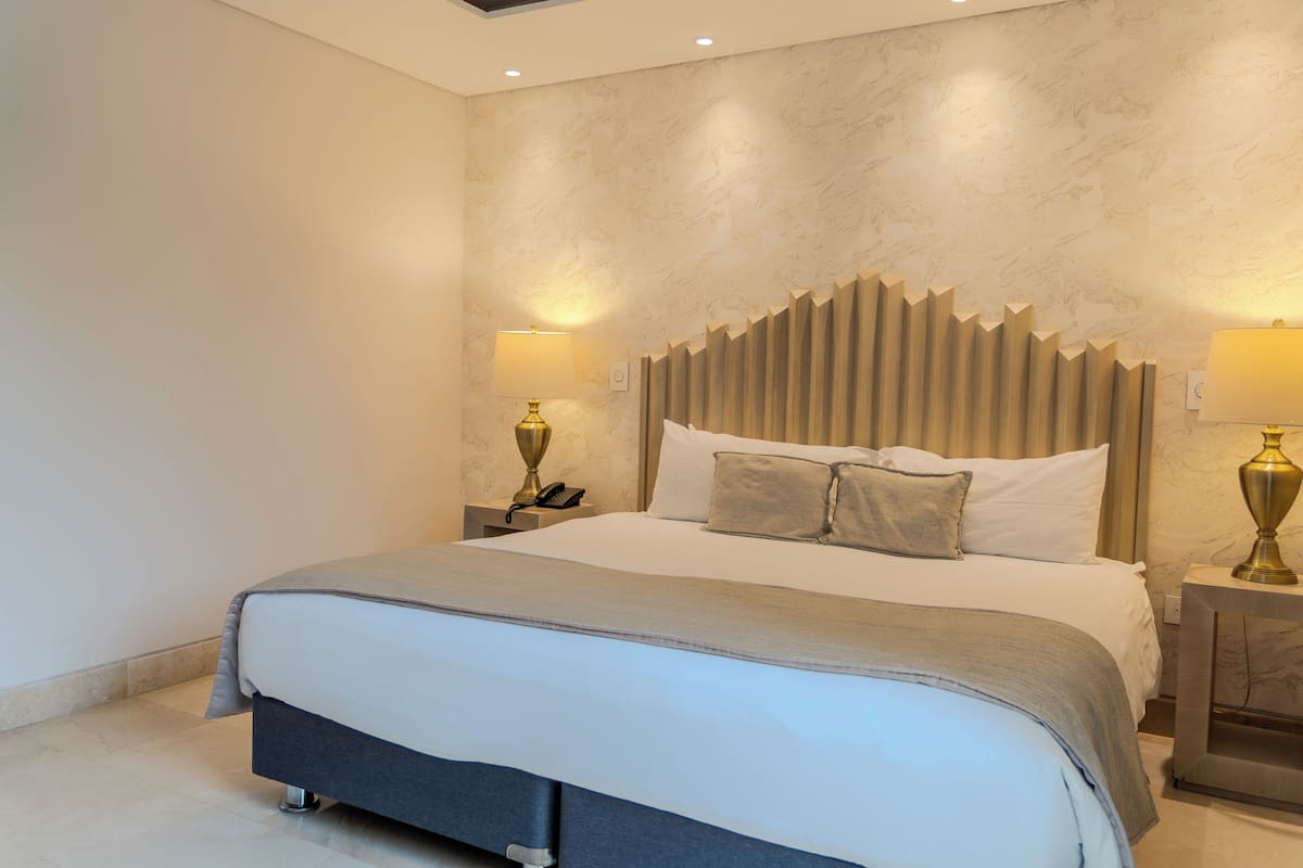 Phòng đôi Superior, 1 giường cỡ king | Bộ đồ giường cao cấp, minibar, két bảo mật tại phòng, bàn 