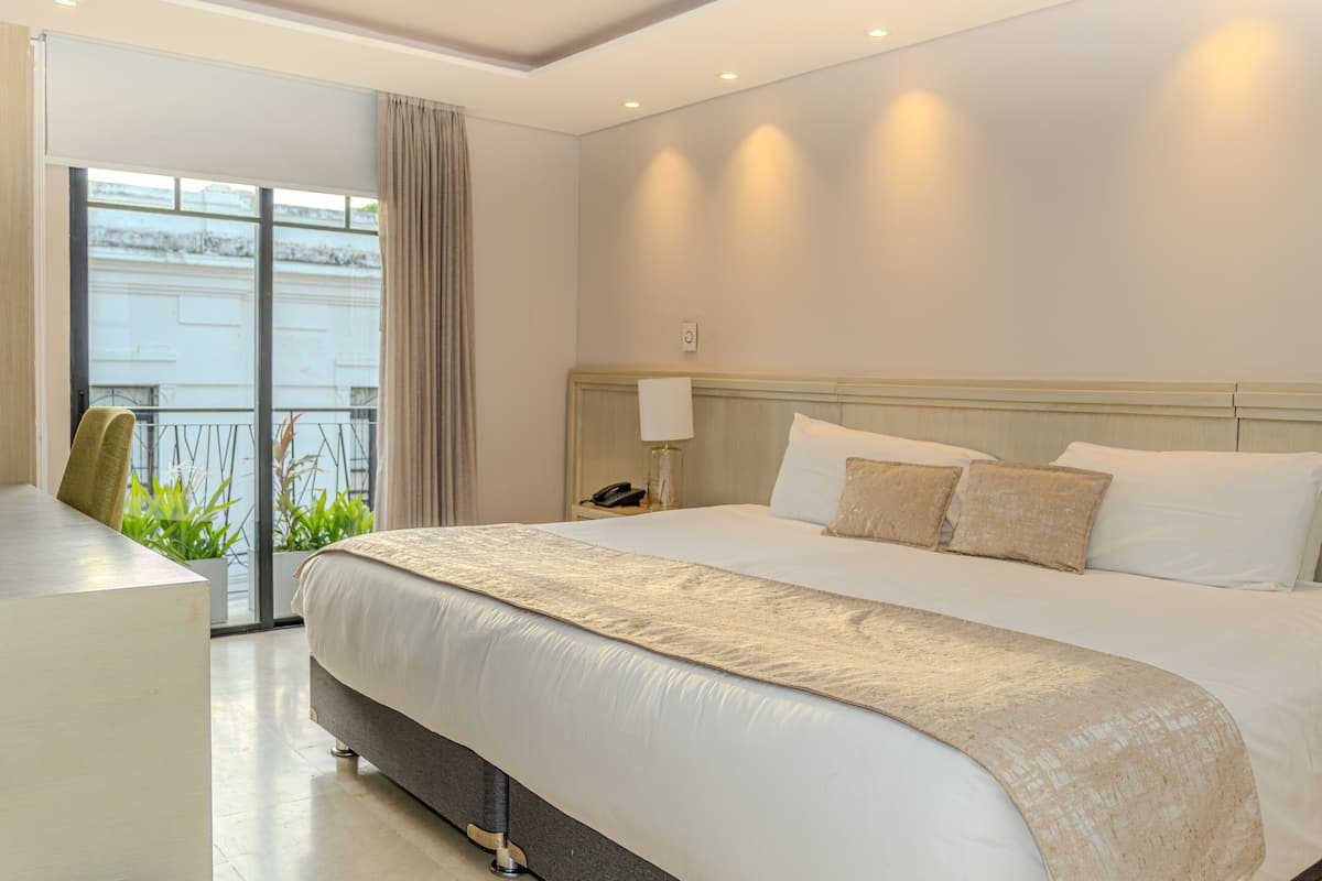 Phòng đôi Tiêu chuẩn | Bộ đồ giường cao cấp, minibar, két bảo mật tại phòng, bàn 