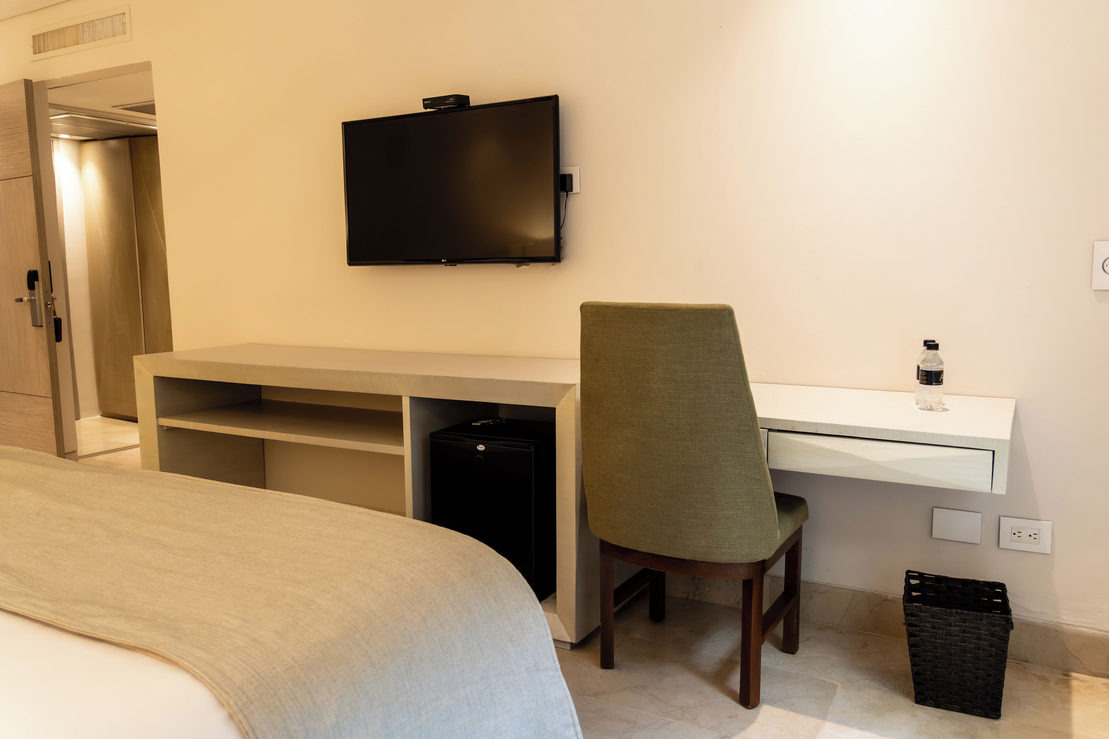 superior double room, 1 king bed | living area | 40-inch flat-screen tv with digital channels