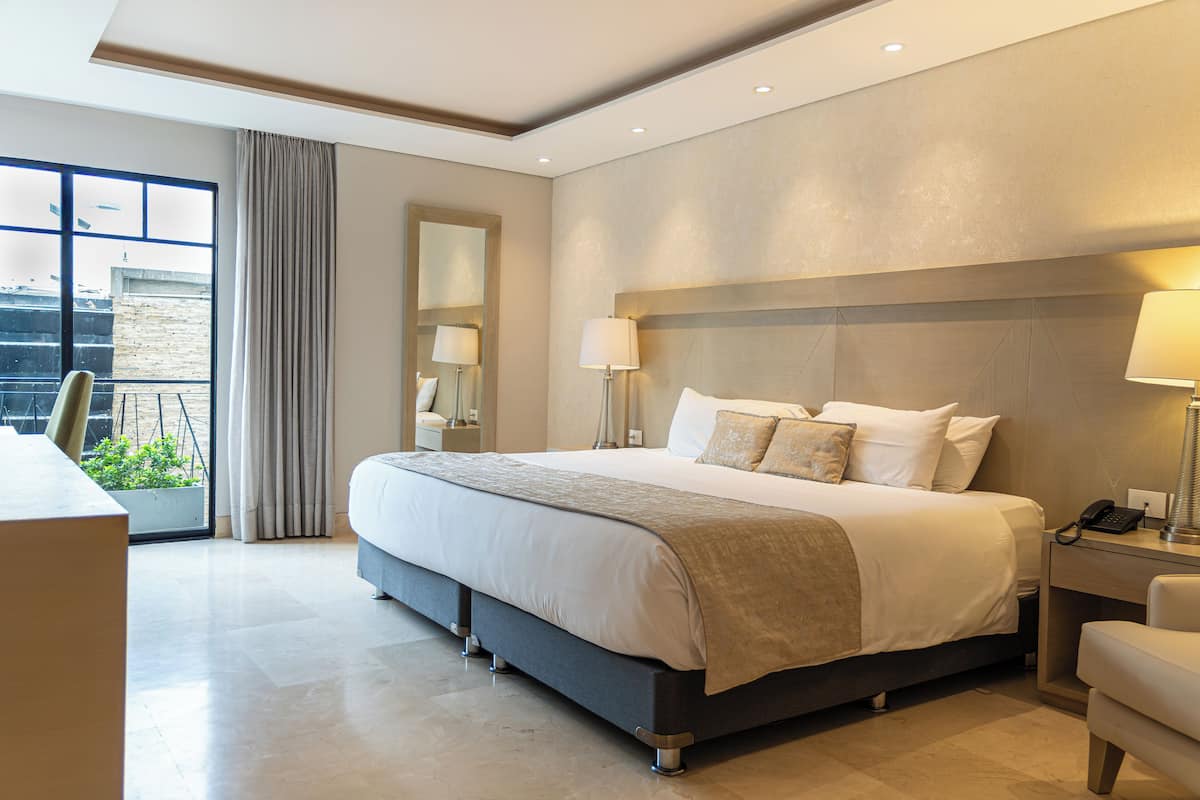 Phòng đôi Junior | Bộ đồ giường cao cấp, minibar, két bảo mật tại phòng, bàn 