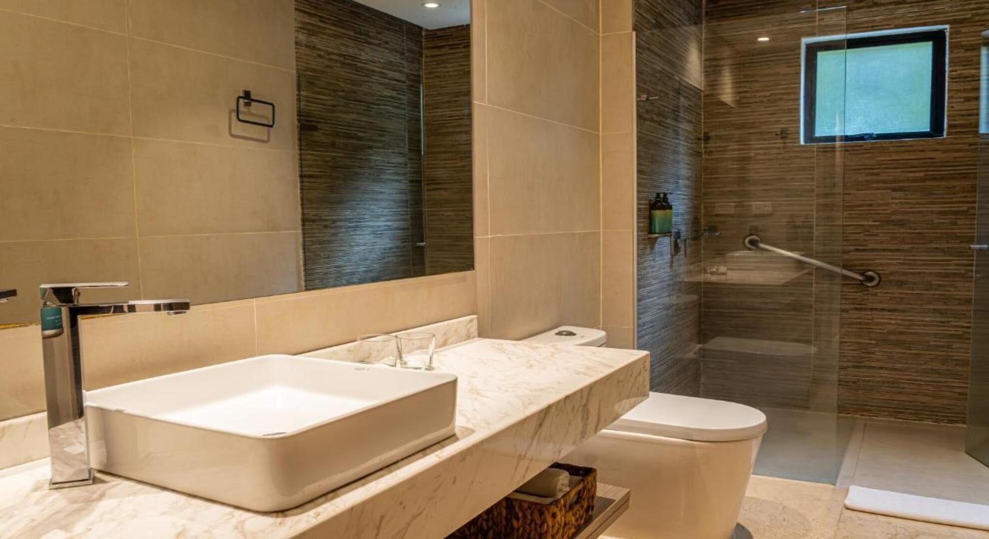 Dusche, Designer-Toilettenartikel, Haartrockner, Handtücher