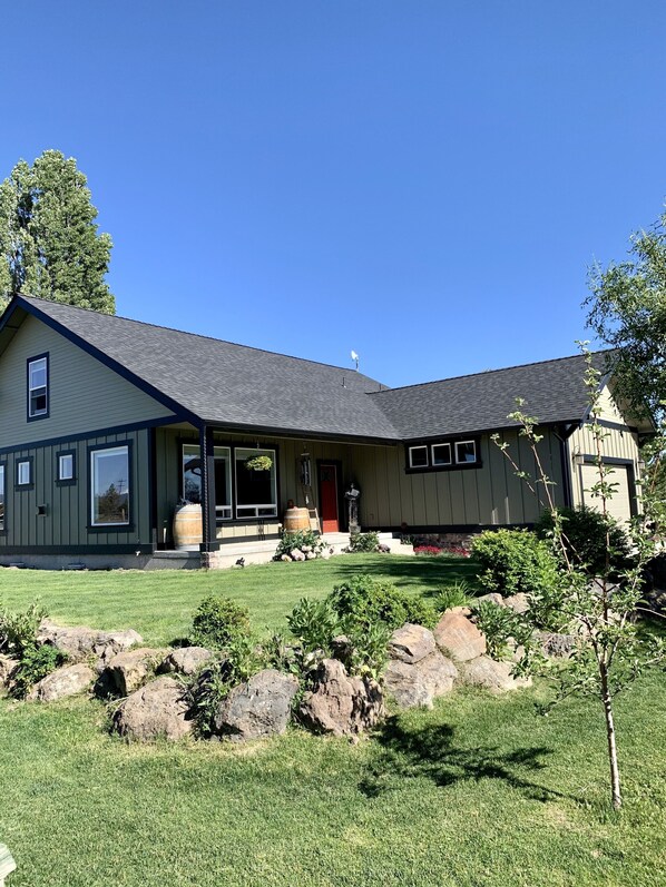 Exterior - Just Be Ranch Getaway & Sauna! Minutes Away from Adventure! (Bend)