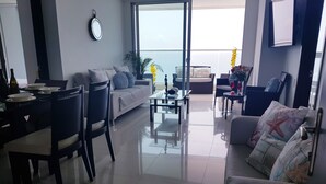 Un salon moderne avec un canapé, une table basse et un coin repas.