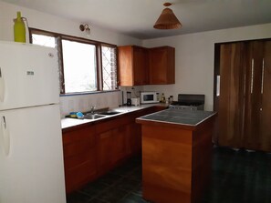 Kühlschrank, Mikrowelle, Ofen, Wasserkocher mit Kaffee-/Teezubehör