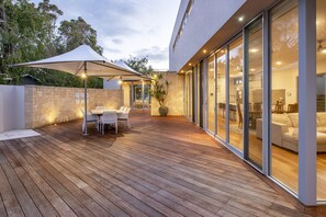 Outdoor dining - Luxurious Home with Pool Close to Beach and Town (Dunsborough)