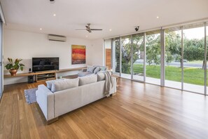 Smart TV, fireplace - Luxurious Home with Pool Close to Beach and Town (Dunsborough)