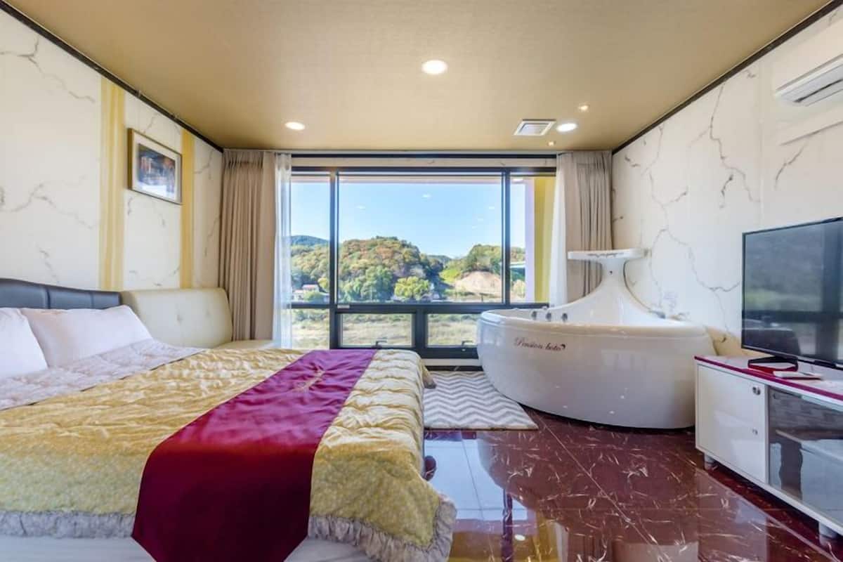 Studio, Jetted Tub (Dome Cabin White 1)
