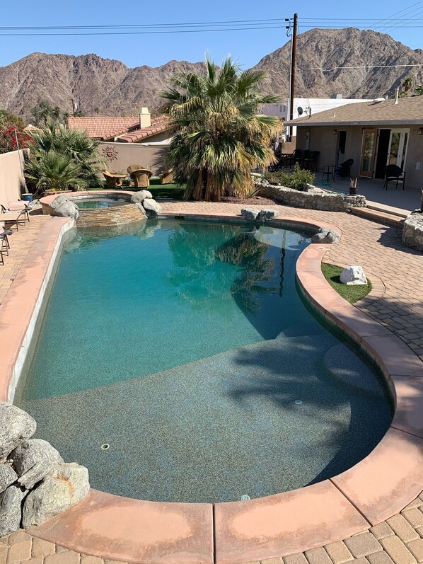 Alberca al aire libre y alberca climatizada