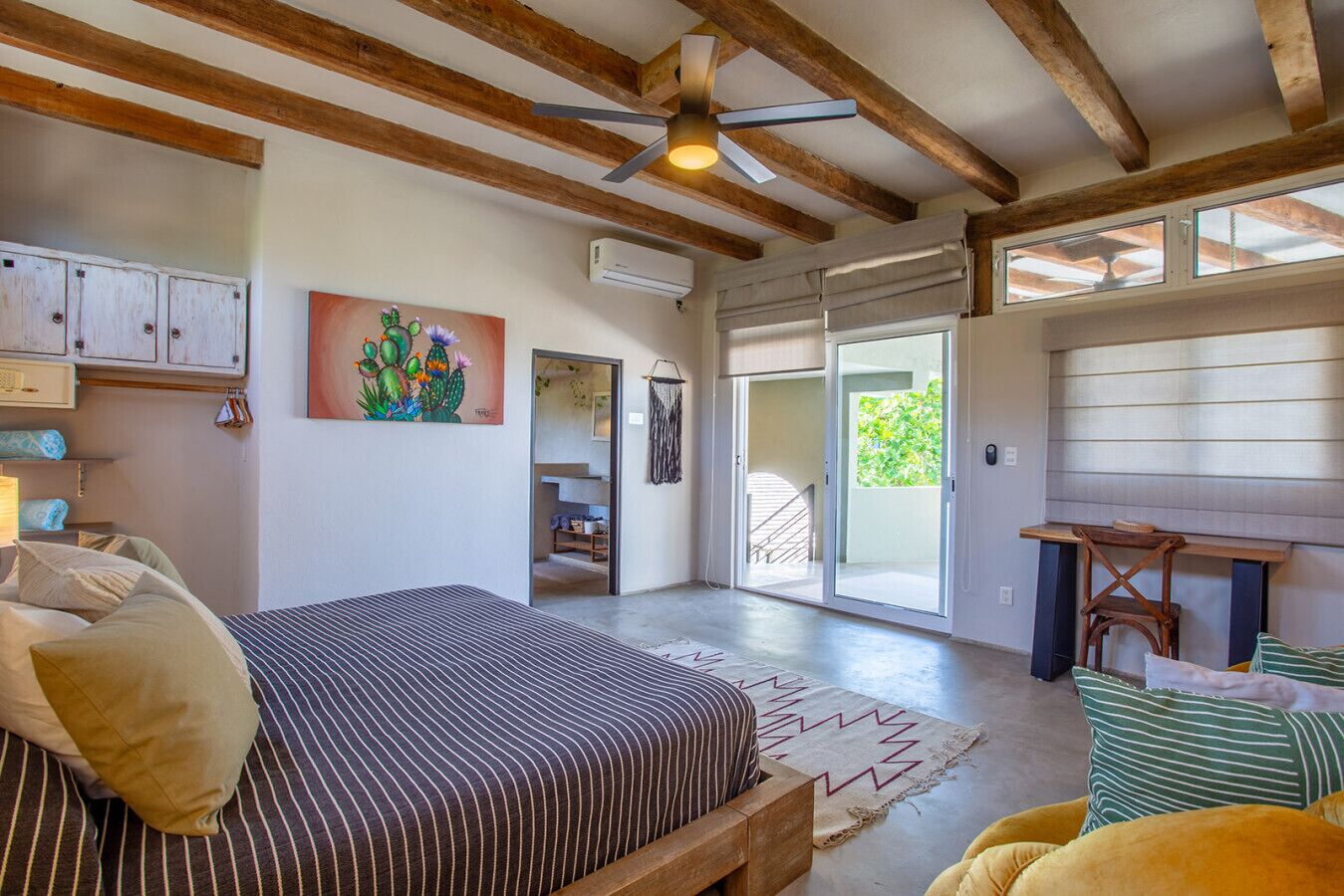 3 室のベッドルーム、デスク、WiFi、ベッドシーツ