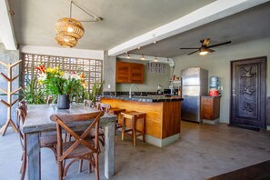 冷蔵庫、オーブン、コンロ、コーヒー / ティーメーカー