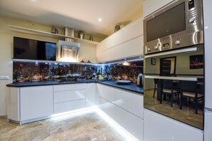 Jääkaappi, mikroaaltouuni, uuni, astianpesukone