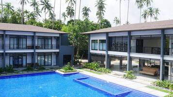 Outdoor pool, open 6:00 AM to 10:00 PM, free pool cabanas