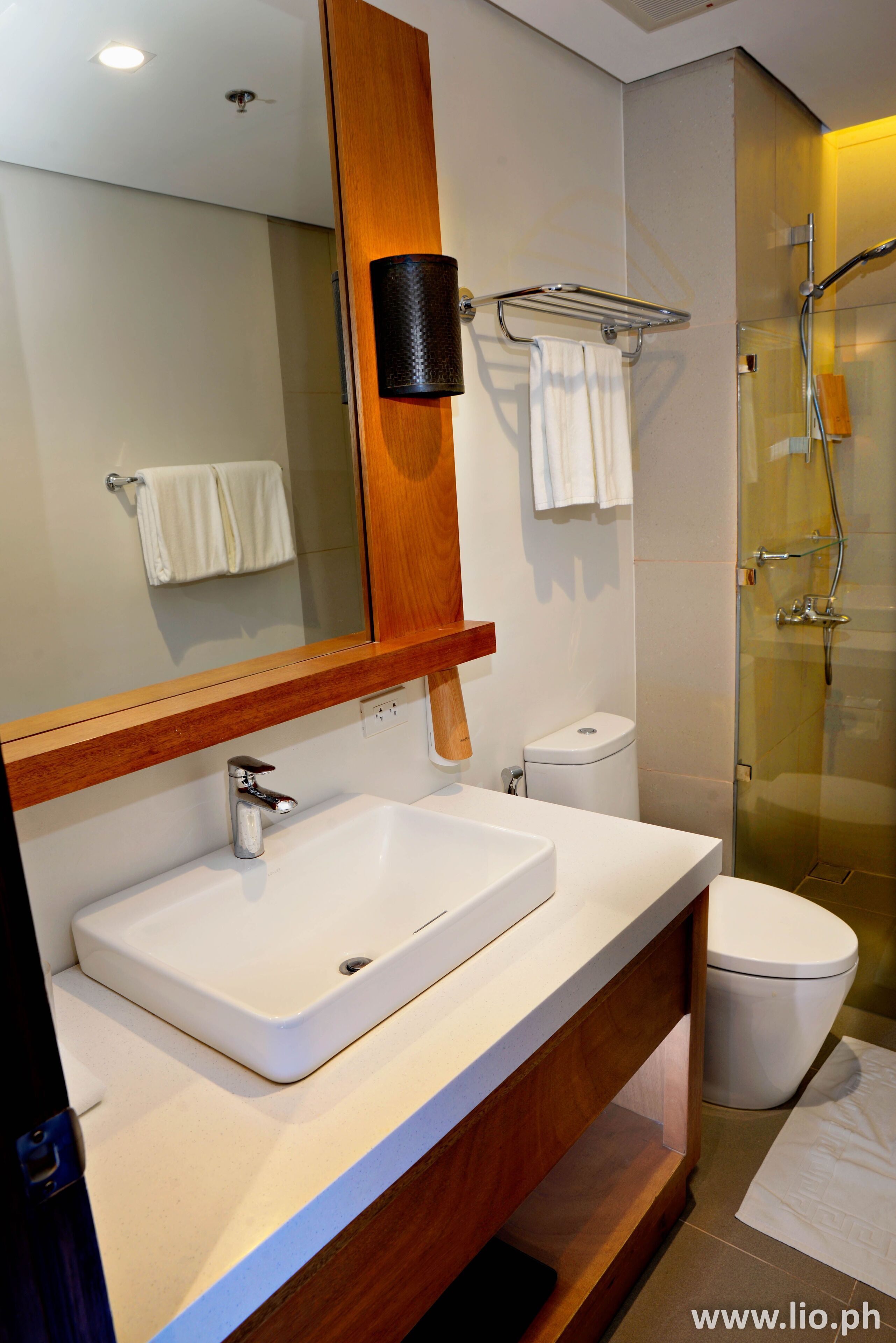 shower, rainfall showerhead, free toiletries, hair dryer