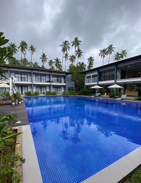 Outdoor pool, open 6:00 AM to 10:00 PM, free cabanas - Huni Lio (El Nido)