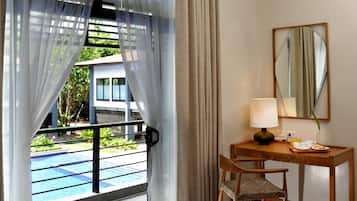 Deluxe Room, Pool View - Queen | Outdoor pool | Outdoor pool, open 6:00 AM to 10:00 PM, free pool cabanas