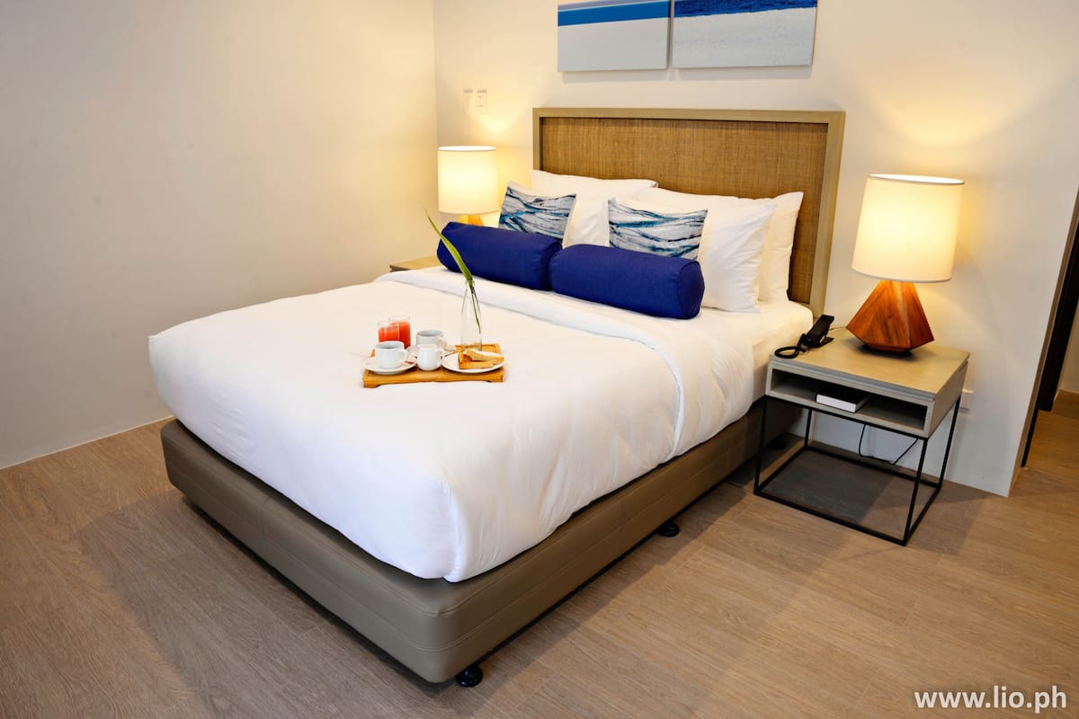 Premium bedding, in-room safe, desk, laptop workspace