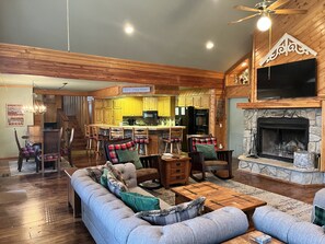 Smart TV, fireplace - Mountain Retreat: 5 min walk to lake & hiking and 4 min drive to golf & slopes. (Angel Fire)