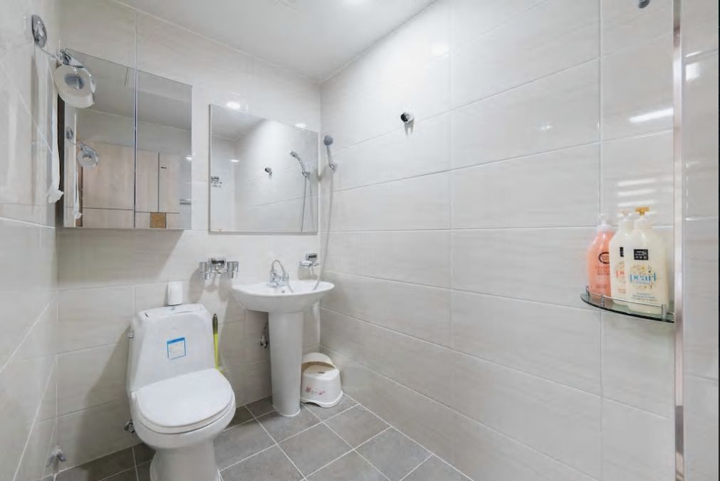 Twin Room | Bathroom | Shower, free toiletries, slippers, towels