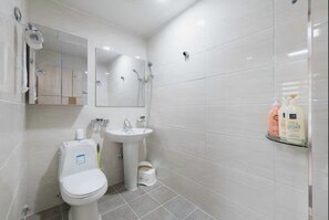 Twin Room | Bathroom - Hub Guest House (Incheon)