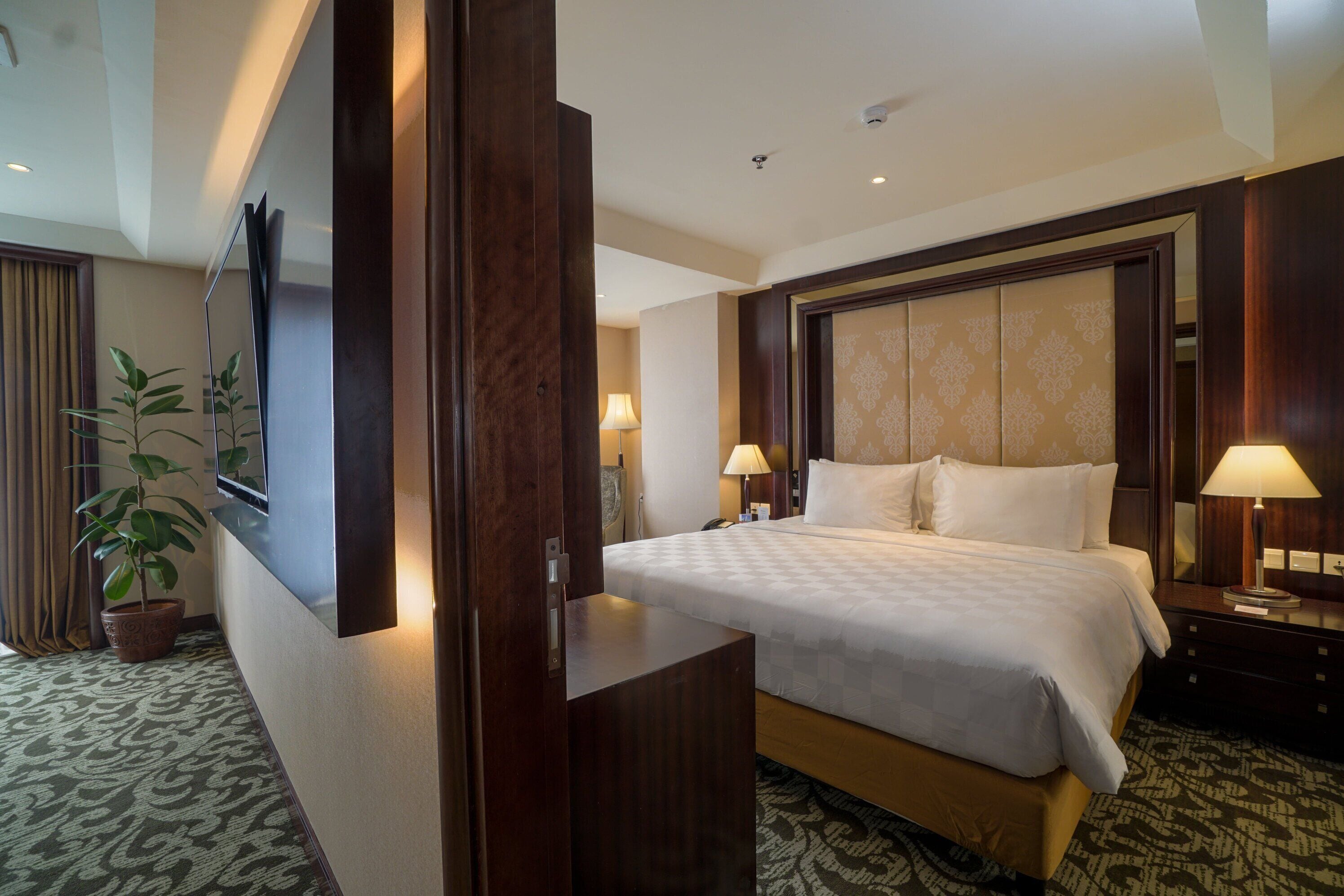 Suite | Minibar, in-room safe, desk, blackout drapes