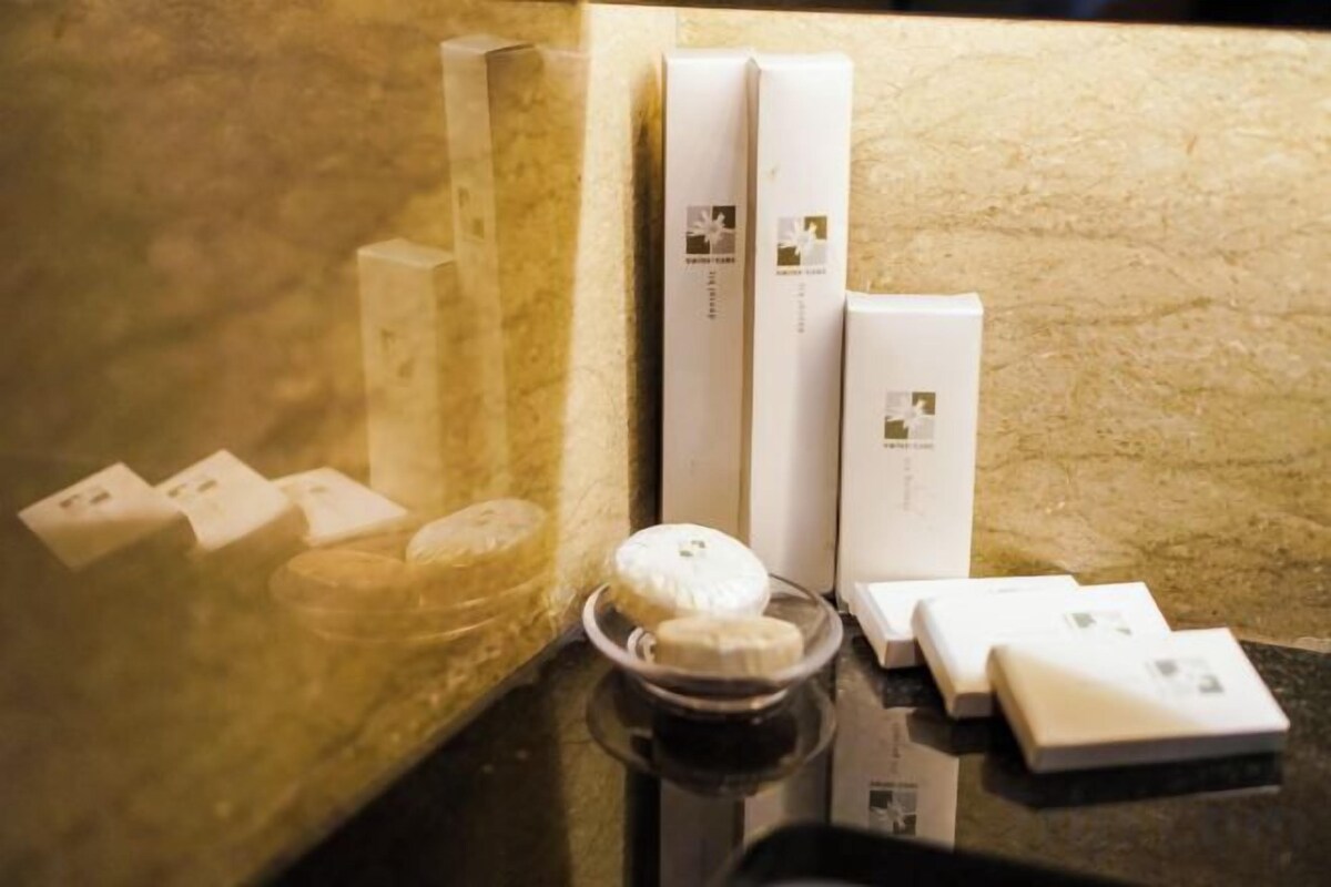 Douche, articles de toilette gratuits, sèche-cheveux, chaussons