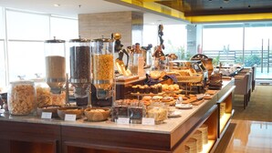 Un buffet proposant une variété de plats et de récipients.