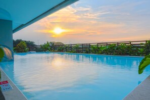 Una piscina al aire libre