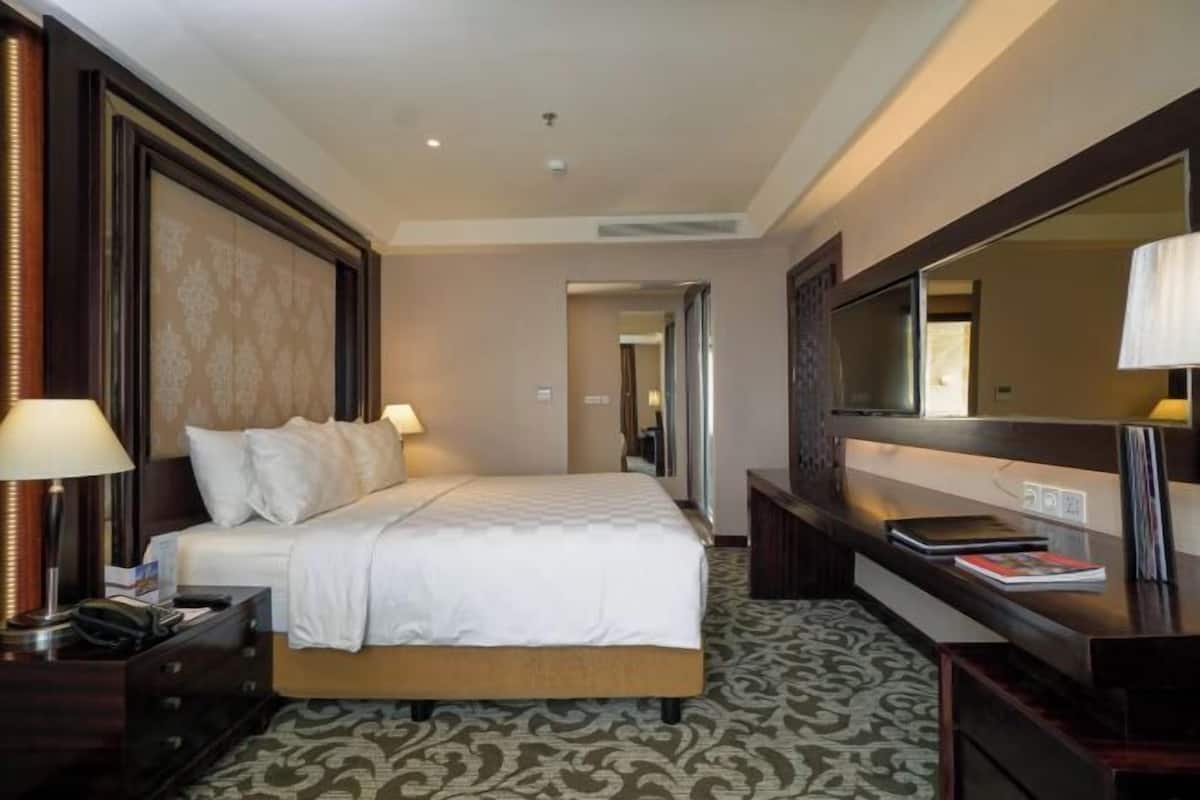 Minibar, in-room safe, desk, blackout drapes