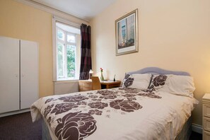 1 bedroom, desk