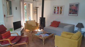 Een televisie, een dvd-speler, boeken en een muziekbibliotheek