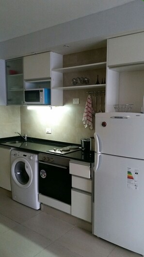 Geladeira, fogão, cooktop, chaleira elétrica